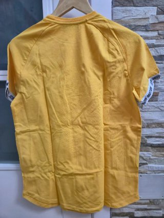 Camiseta Bershka amarilla