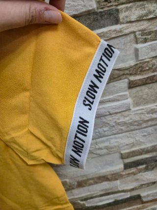 Camiseta Bershka amarilla