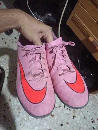 Botas de fútbol Nike rosas y rojas