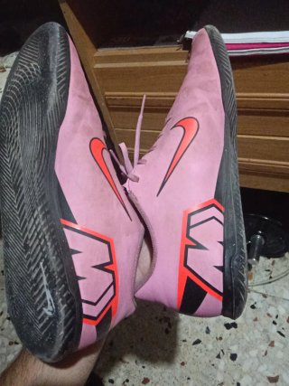Botas de fútbol Nike rosas y rojas