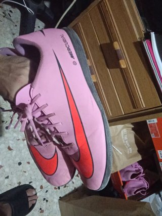 Botas de fútbol Nike rosas y rojas