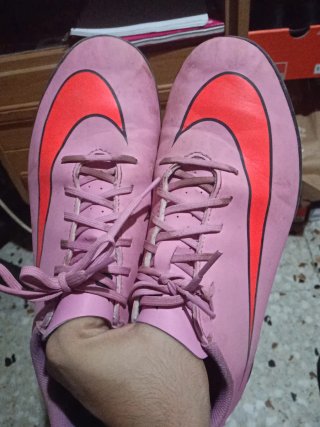 Botas de fútbol Nike rosas y rojas
