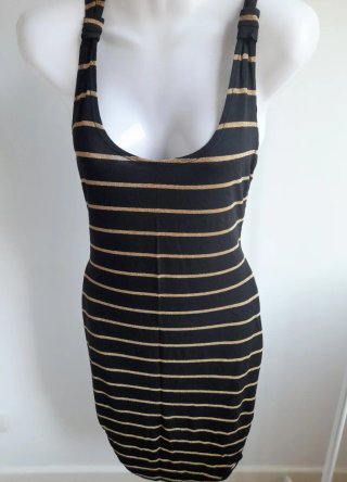 Vestido negro con rayas doradas