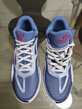 Zapatillas Jordan Azul y Rojo