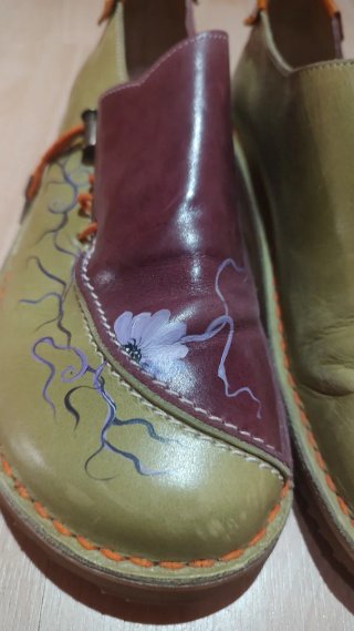 Zapatos artesanos de cuero verde y morado.