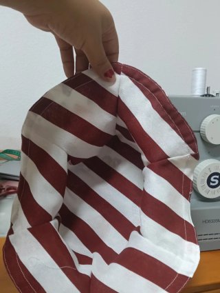 Sombrero reversible rayas rojas y blancas