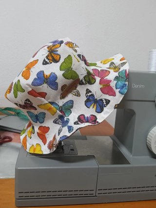 Sombrero reversible rayas rojas y blancas