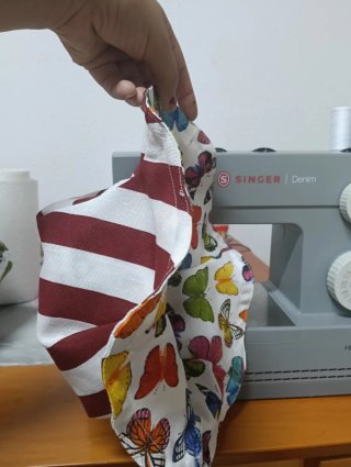 Sombrero reversible rayas rojas y blancas