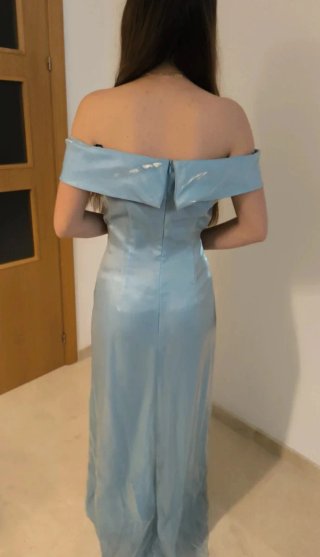 Vestido largo azul sin hombros y fular