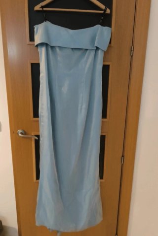 Vestido largo azul sin hombros y fular