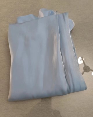 Vestido largo azul sin hombros y fular