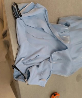 Vestido largo azul sin hombros y fular