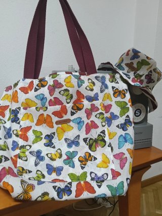 Bolso y sombrero con estampado de mariposas