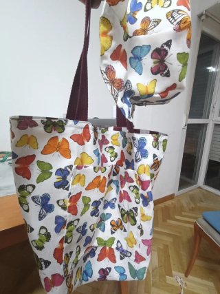 Bolso y sombrero con estampado de mariposas