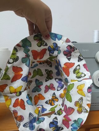 Bolso y sombrero con estampado de mariposas