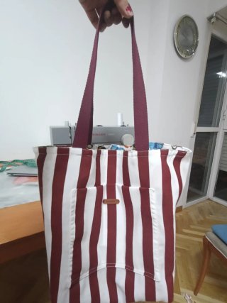 Bolso y sombrero con estampado de mariposas