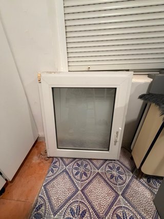 Ventana blanca con cristal translúcido