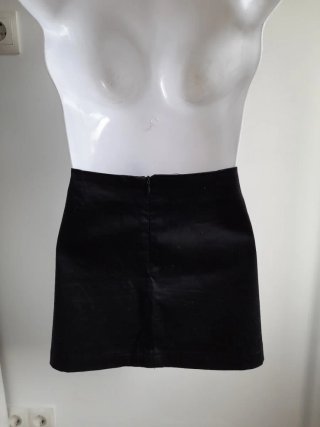 Minifalda negra con botones