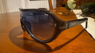 Gafas de sol OKKIA negras mujer, cristal azulado.