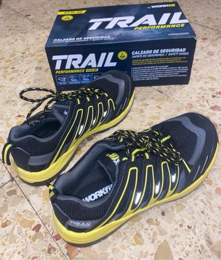 Zapatos Deportivos Negros y Amarillos Talla 39