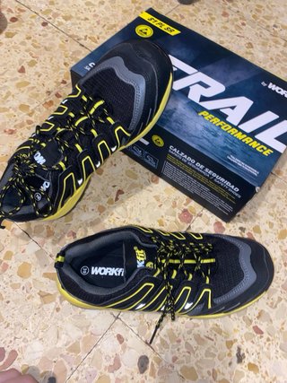 Zapatos Deportivos Negros y Amarillos Talla 39