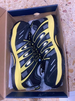 Zapatos Deportivos Negros y Amarillos Talla 39