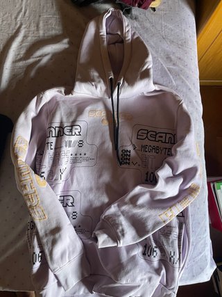 Sudadera lila con estampado gráfico