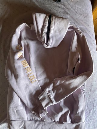Sudadera lila con estampado gráfico