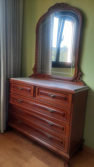 Cómoda de madera con espejo
