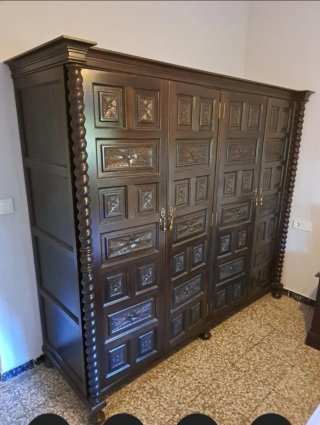 Armario antiguo de madera maciza  tallada