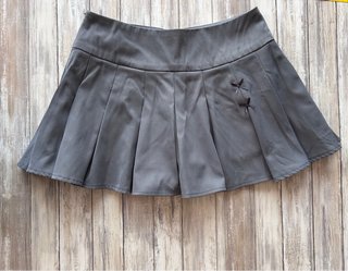 Falda gris plisada con lazos Talla S