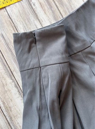 Falda gris plisada con lazos Talla S