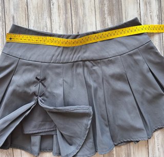Falda gris plisada con lazos Talla S