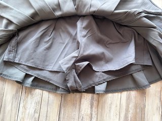 Falda gris plisada con lazos Talla S