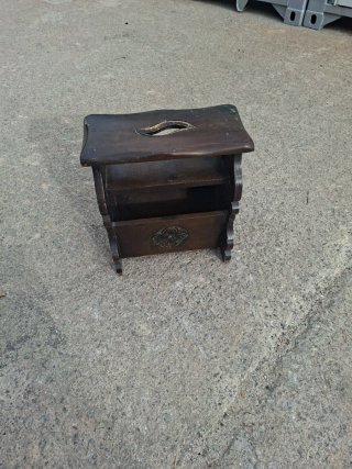 Revistero antiguo de madera tallada
