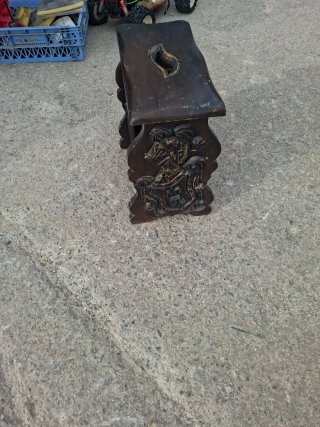 Revistero antiguo de madera tallada