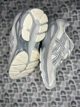 Zapatillas ASICS gel-nyc grises y blancas