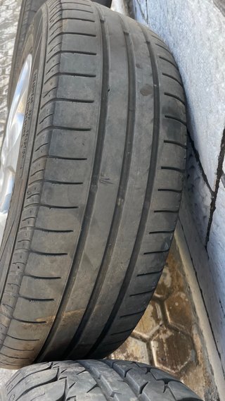 Llantas Nissan con Tapacubos y Neumáticos
