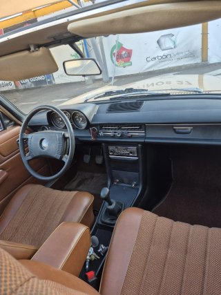 Mercedes-Benz 200 1975