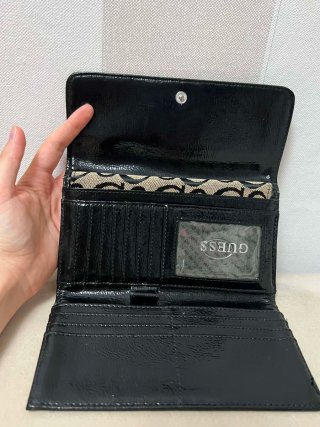 Cartera Guess Beige y Negra