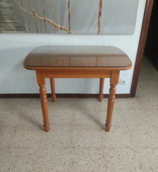 Mesa de madera con cristal