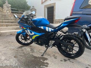 Suzuki GSX R 125 azul.