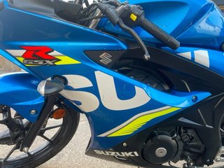 Suzuki GSX R 125 azul.