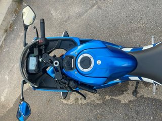 Suzuki GSX R 125 azul.