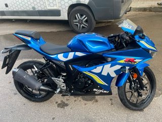 Suzuki GSX R 125 azul.
