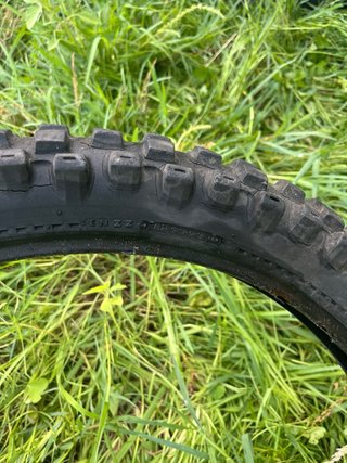 Neumático de moto con tacos