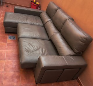 Divano ad angolo in pelle marrone convertibile
