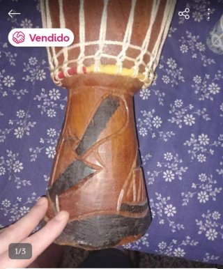 Tambor africano de madera tallada