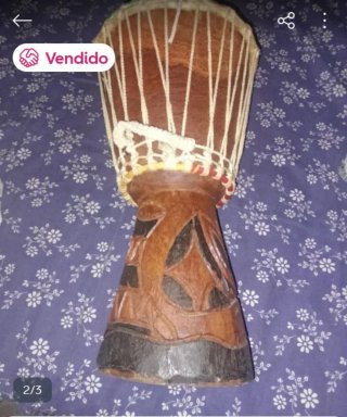 Tambor africano de madera tallada