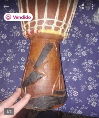 Tambor africano de madera tallada